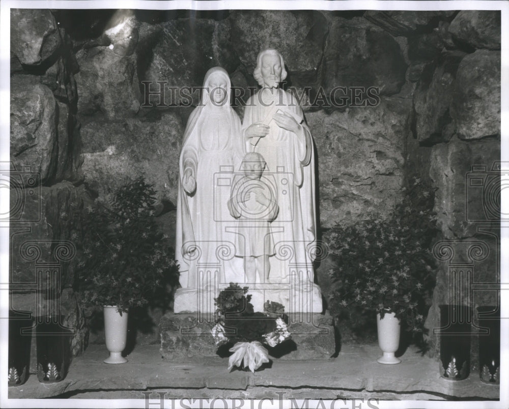 1958 Press Photo &quot;Our Lady Of The Woods Shrine&quot; Statue