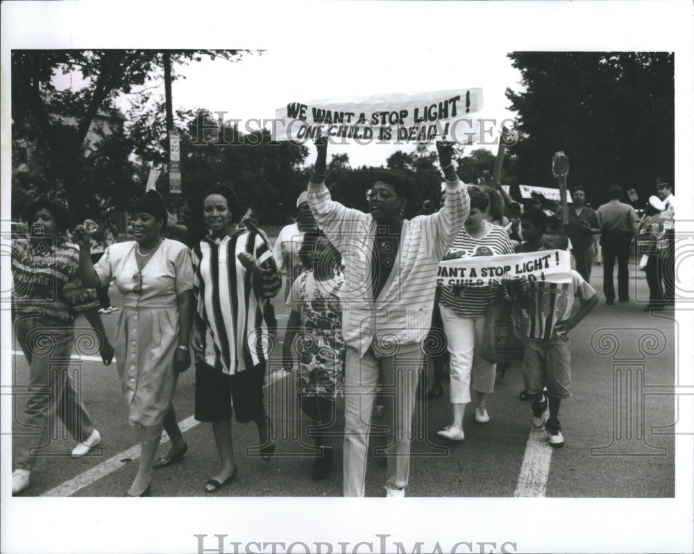 1993 Press Photo Child&#39;s death cause safety protest