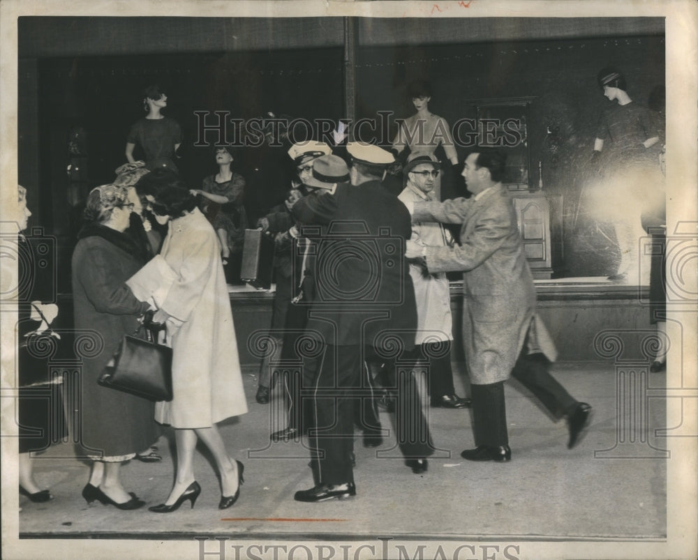 1961 Press Photo Police Fake &quot;Robbery&quot; Demonstration