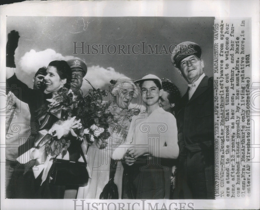 1951 Press Photo Mrs Douglas MacArthur Welcome Parade