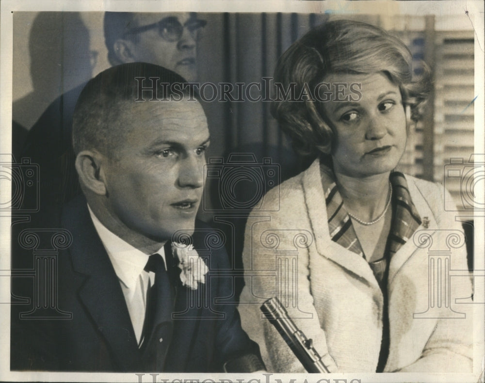 1966 Press Photo Mrs. Frank Borman casts a proud glance