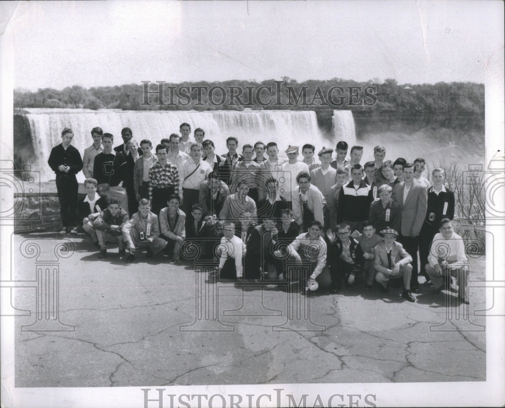 1954 Press Photo Detroit News Boys Niagra Falls