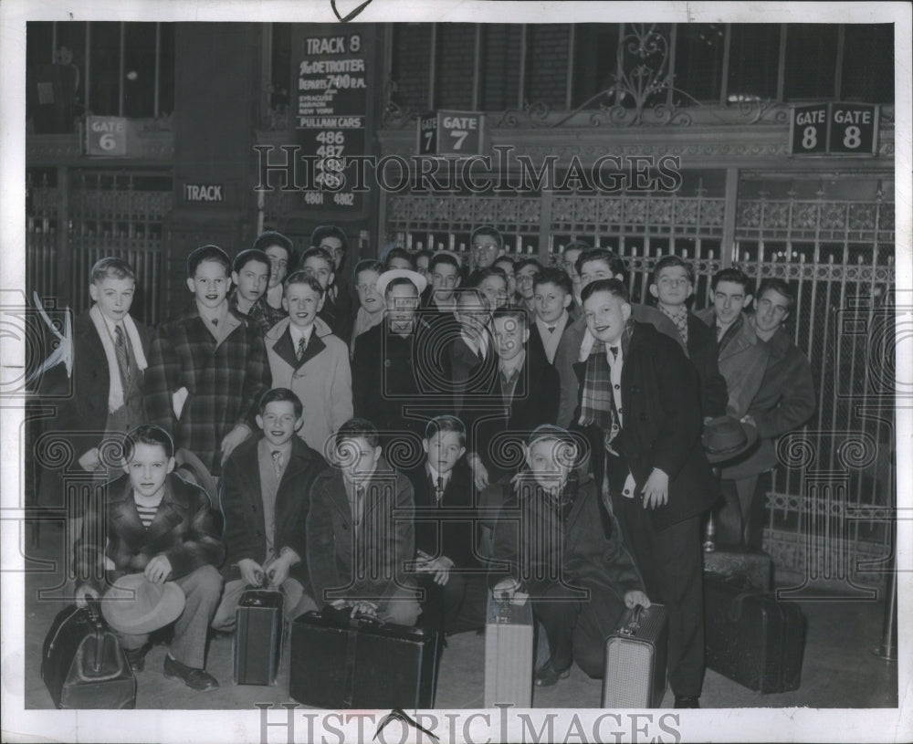 1947 Press Photo Detroit News Boys New York City