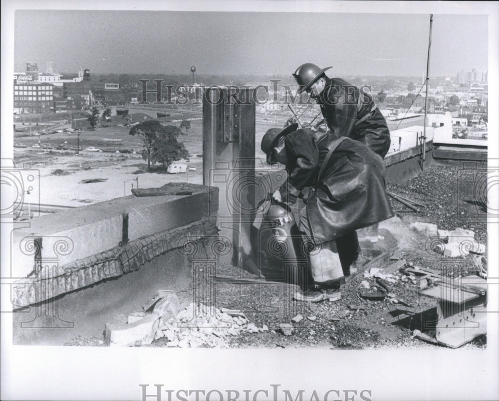 1968 Press Photo Detroit News Fire Roof Firefighters