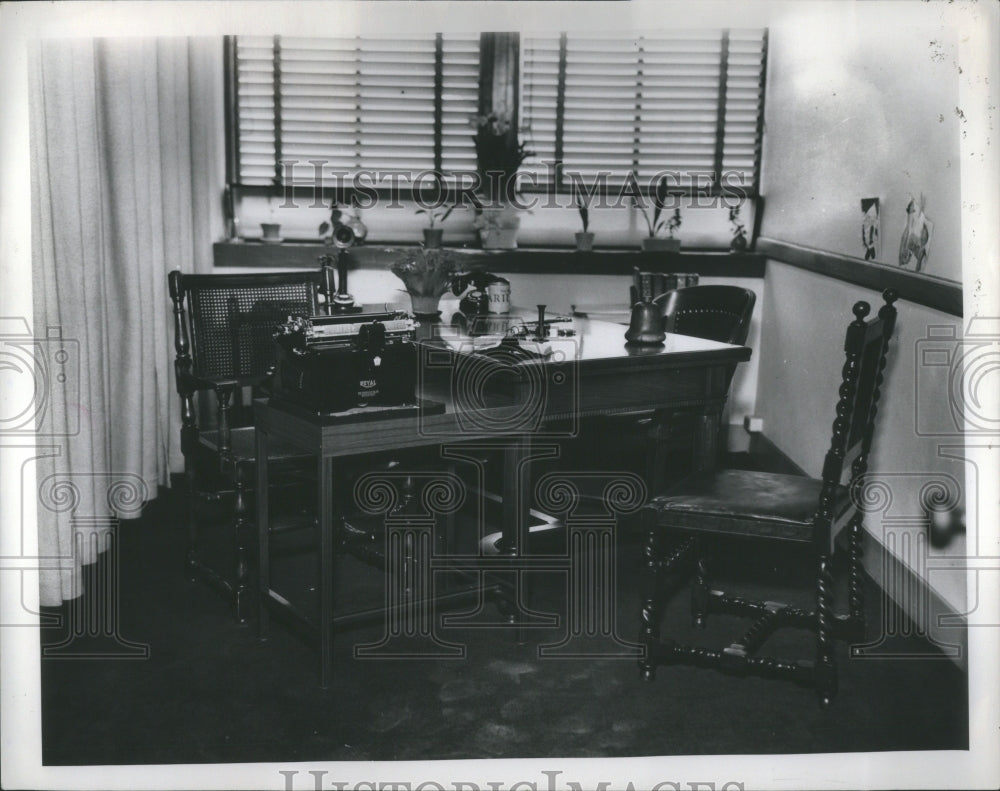 1937 Press Photo Detroit News Columnist Leslie Office