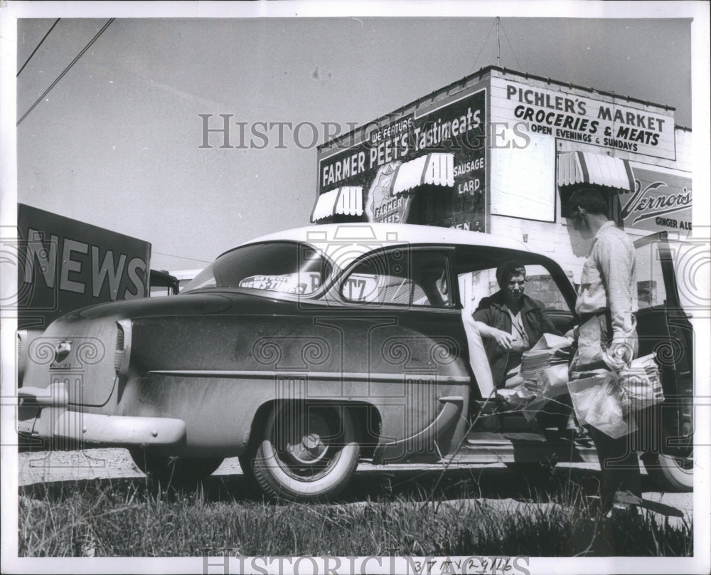 1961 Press Photo News Circulation Dropping Off Papers