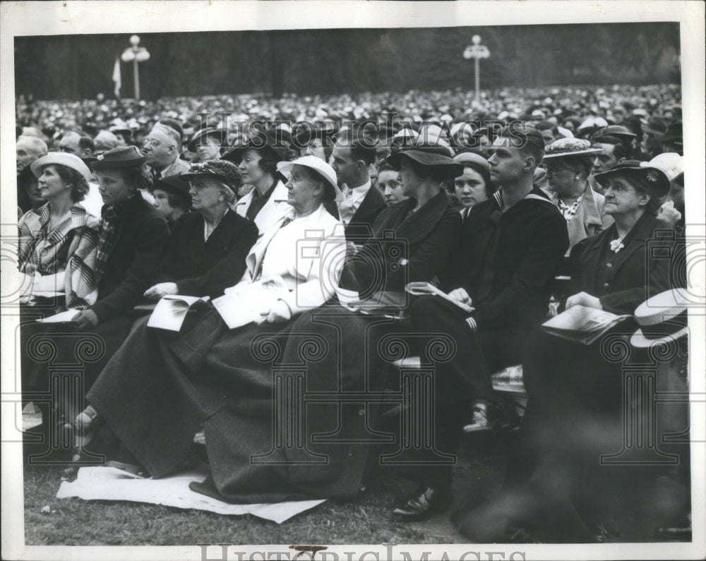 1937 Press Photo Sunrise Service Crowd Detroit News