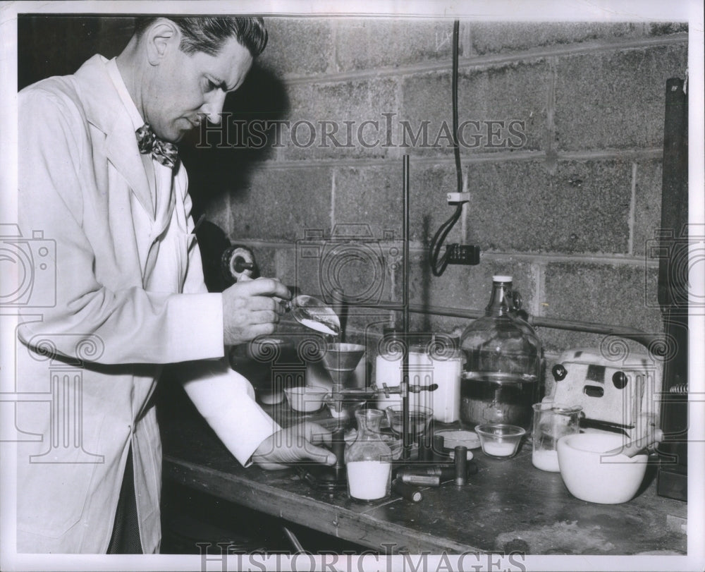 1952 Press Photo John Roth Cancer Research Compounds