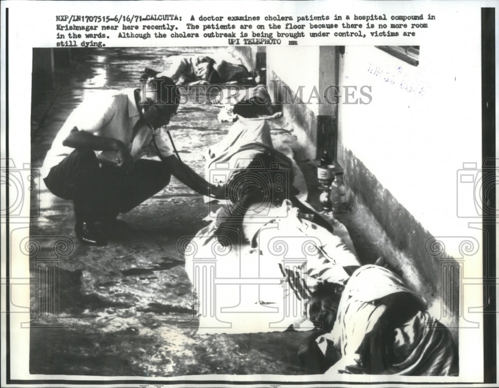 1971 Press Photo Doctor Cholera Patients Floor Calcutta