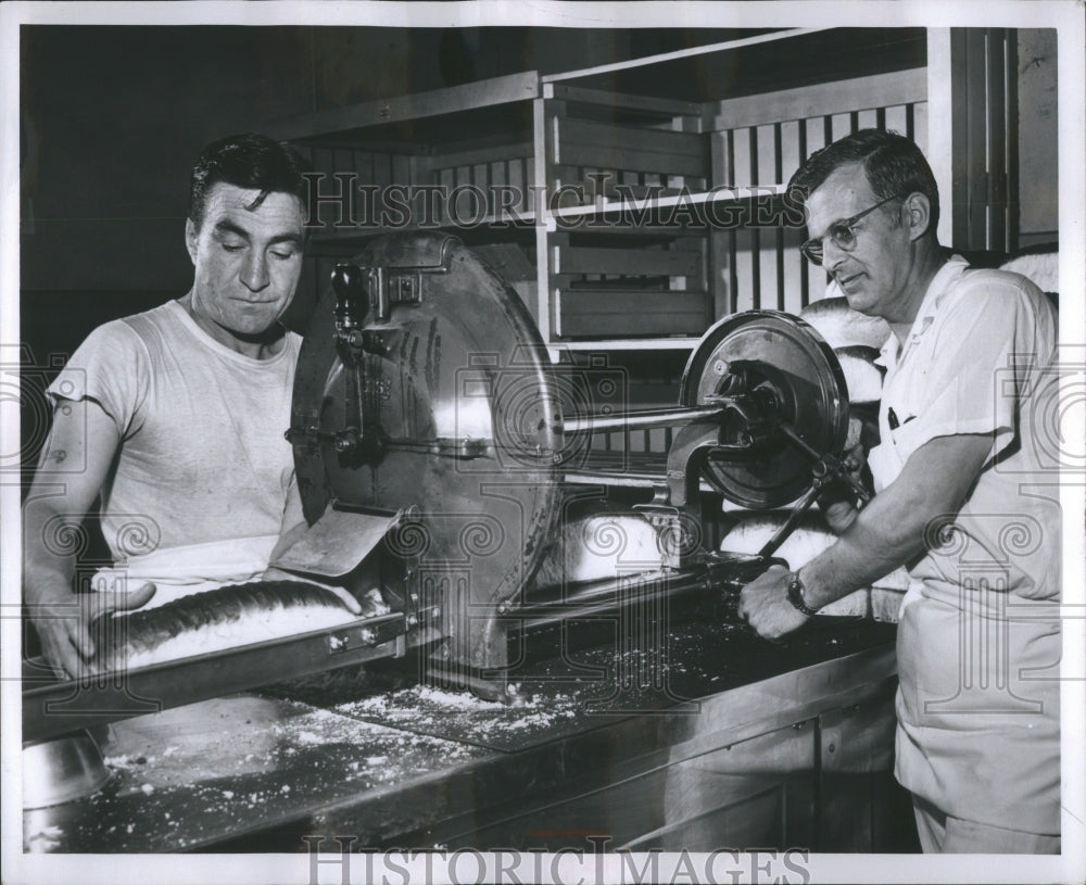 1953 Press Photo Harold Higgins Wayne County Jail Food