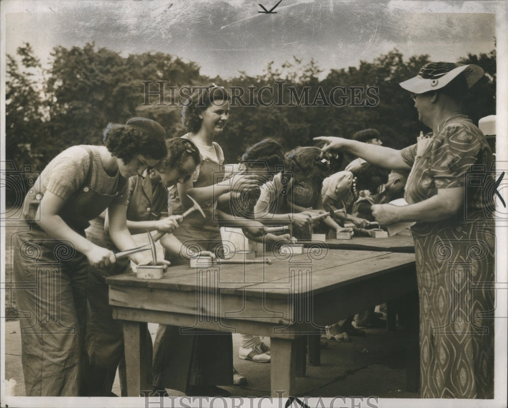 1939 Press Photo Nail Driving Contest Nancys Belles