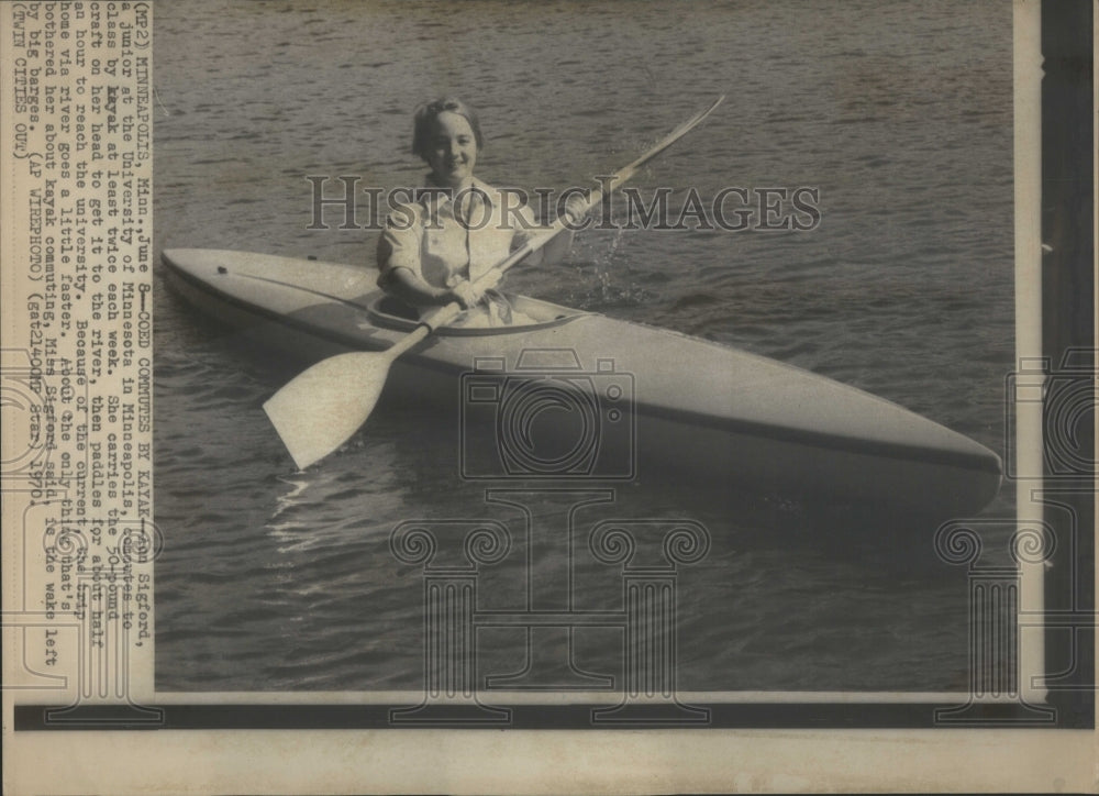 1970 Press Photo Univ Minn Student Commutes By Kayak