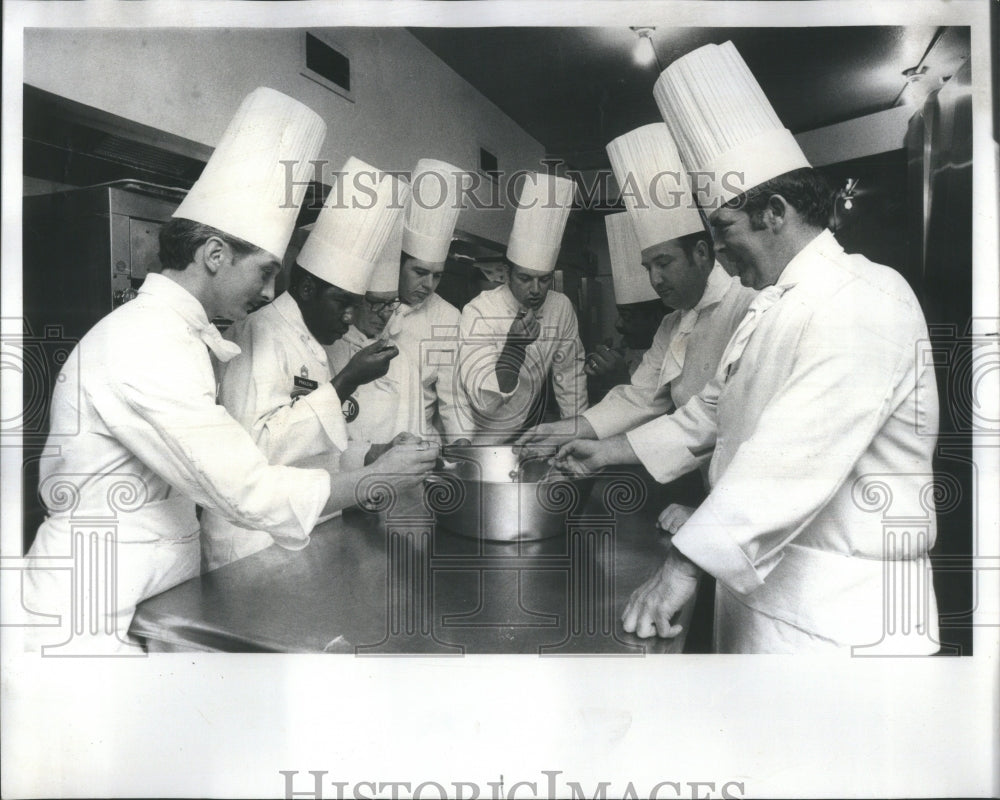 1976 Press Photo Army Cooks taste broth for contest