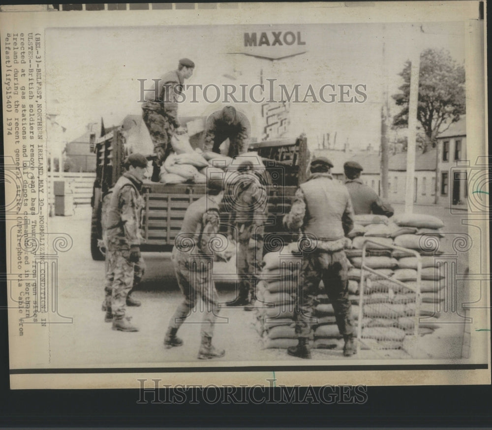 1974 Press Photo Belfast Ireland British Soliders Riot