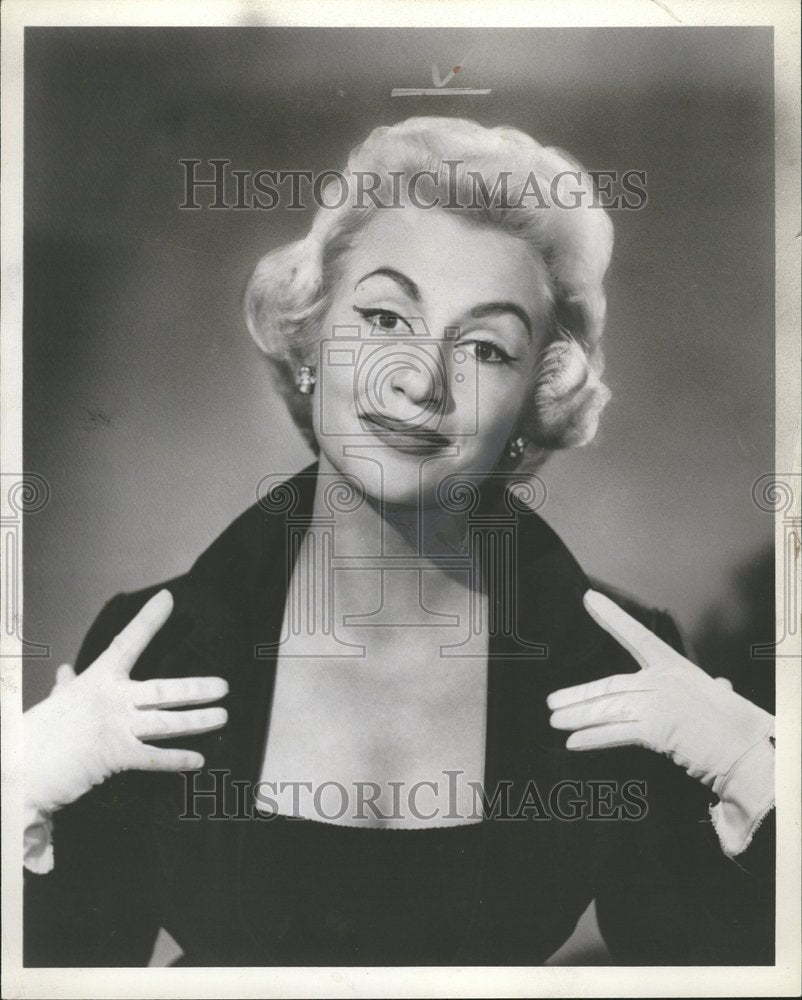 1964 Caroline Ritcher Singing Comedienne - Historic Images