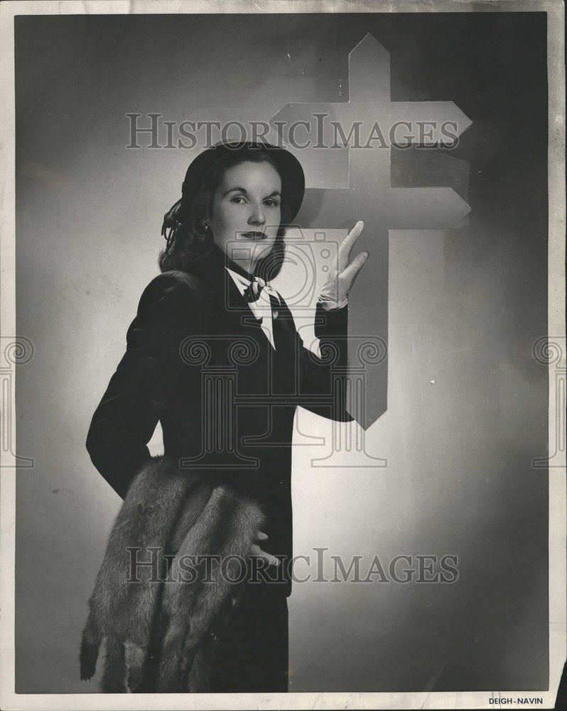 1945 Mrs Ralph Wilson Poses With Mink Shawl - Historic Images