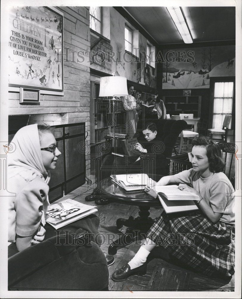 1951 Children Read At Wayne County Library - Historic Images