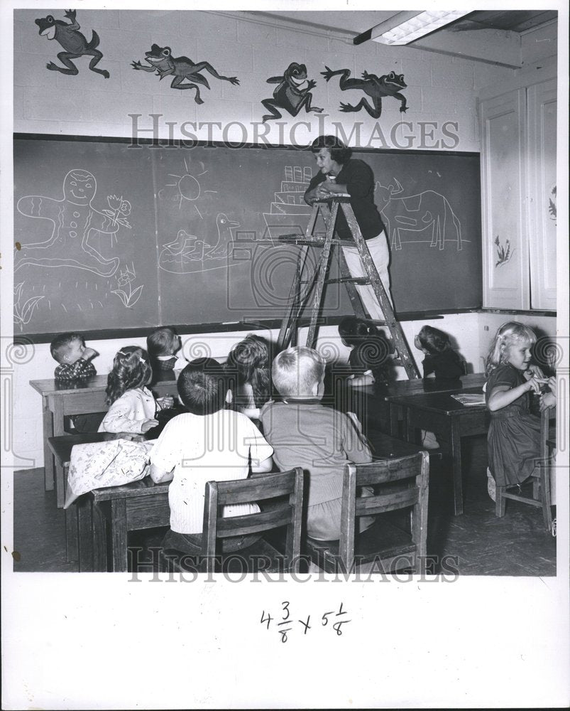 1960 Mrs Wint tells story to kindergarten - Historic Images