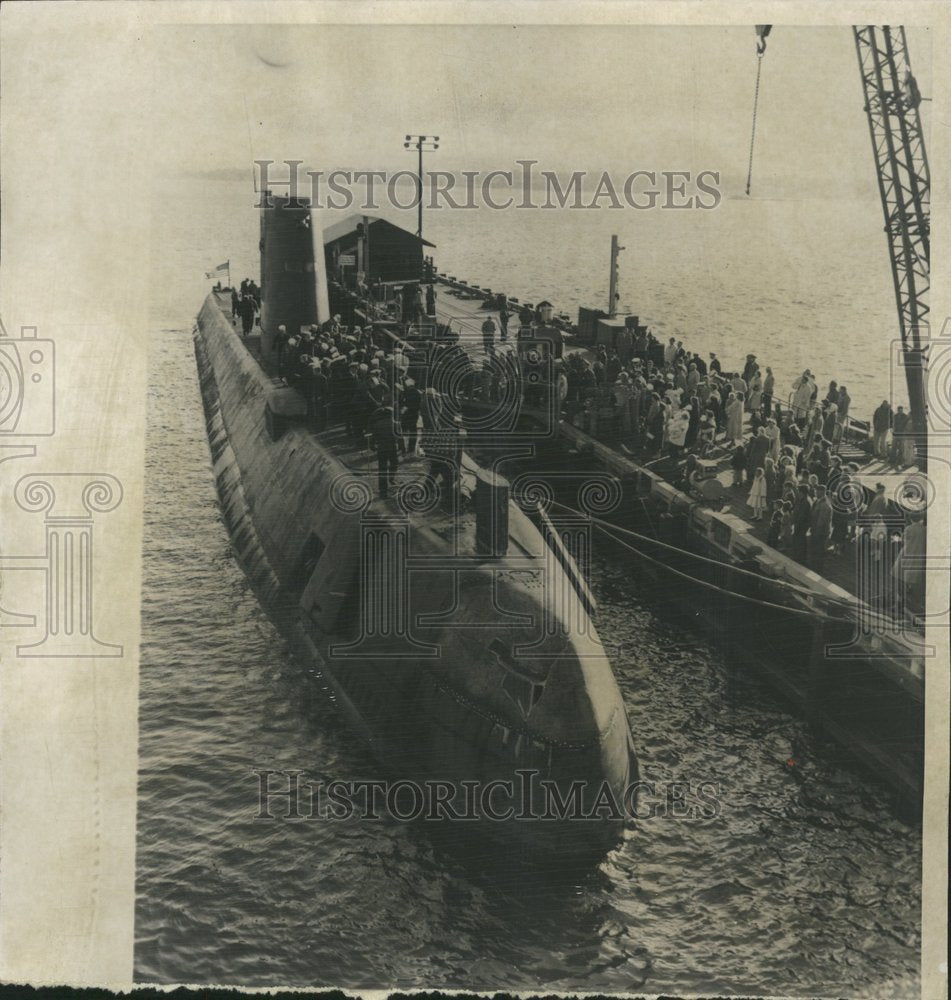 1957 Sub Nautilus Crew Families Wait Dock - Historic Images