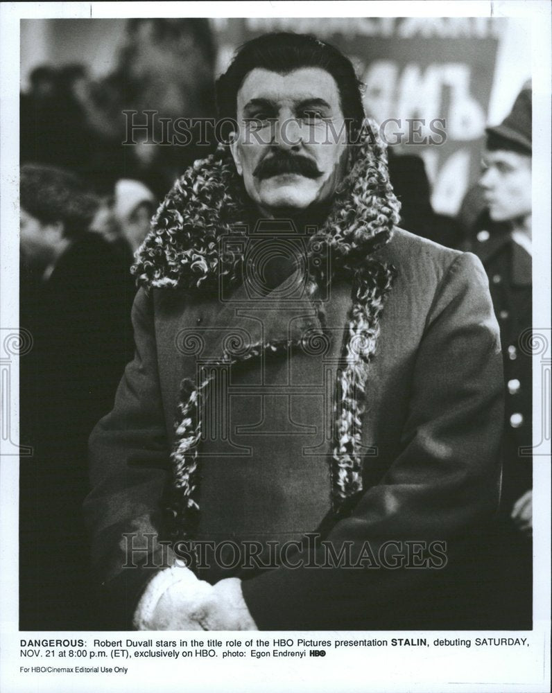 1992 Actor Robert Duvall in winter coat - Historic Images