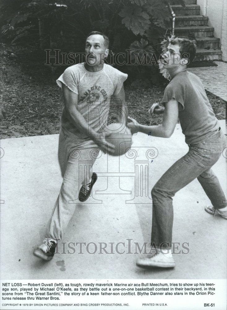 1980 Robert Duvall playing basketball - Historic Images