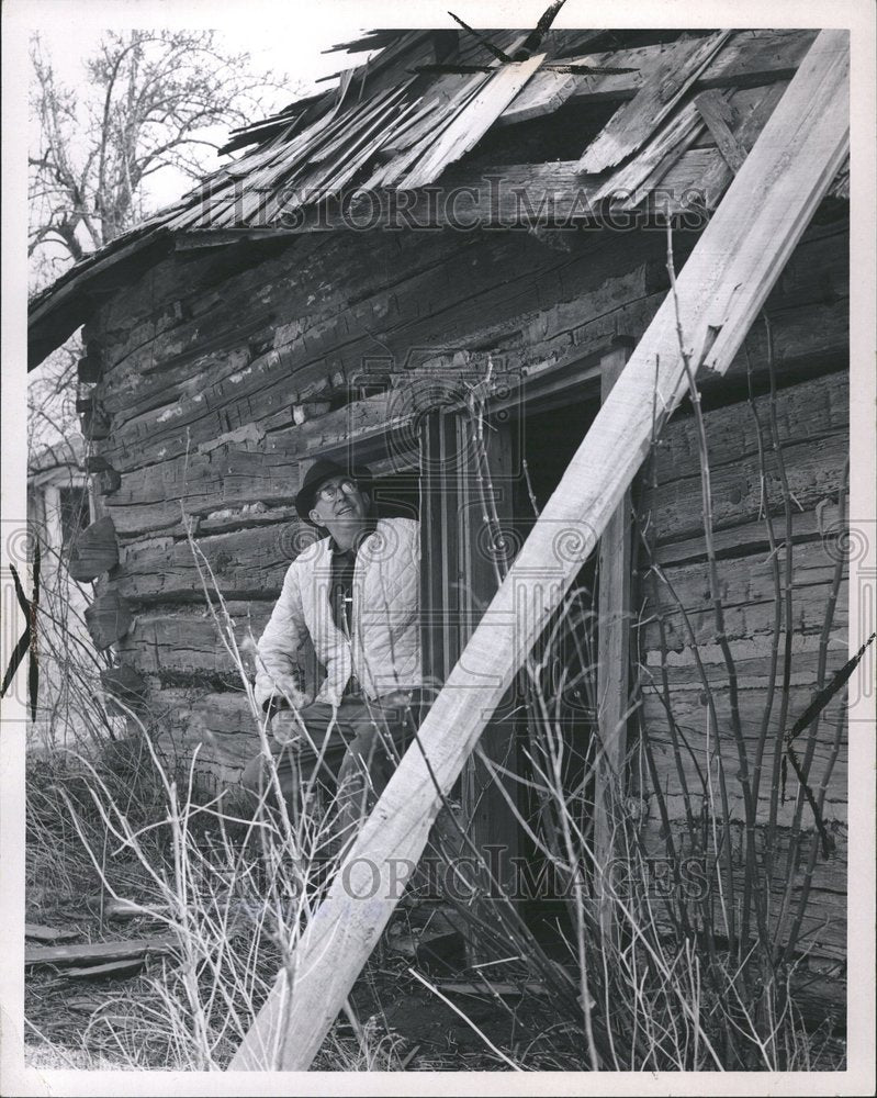 1980 Earl Wood Old Cabin - Historic Images