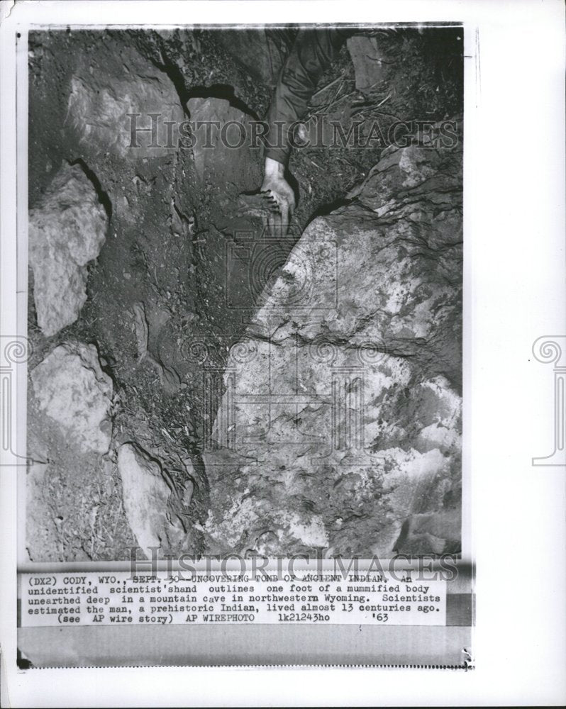 1963 Uncovering Ancient Indian Tomb Body-Historic Images