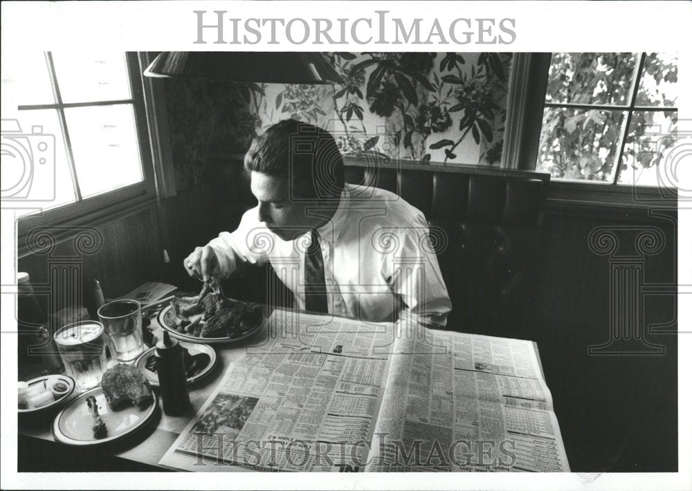 1989 Rick Burkhardt Lunch At Chick N&#39; Ribs - Historic Images