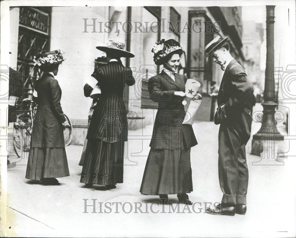 1962 History Womens Fashion Streets - Historic Images