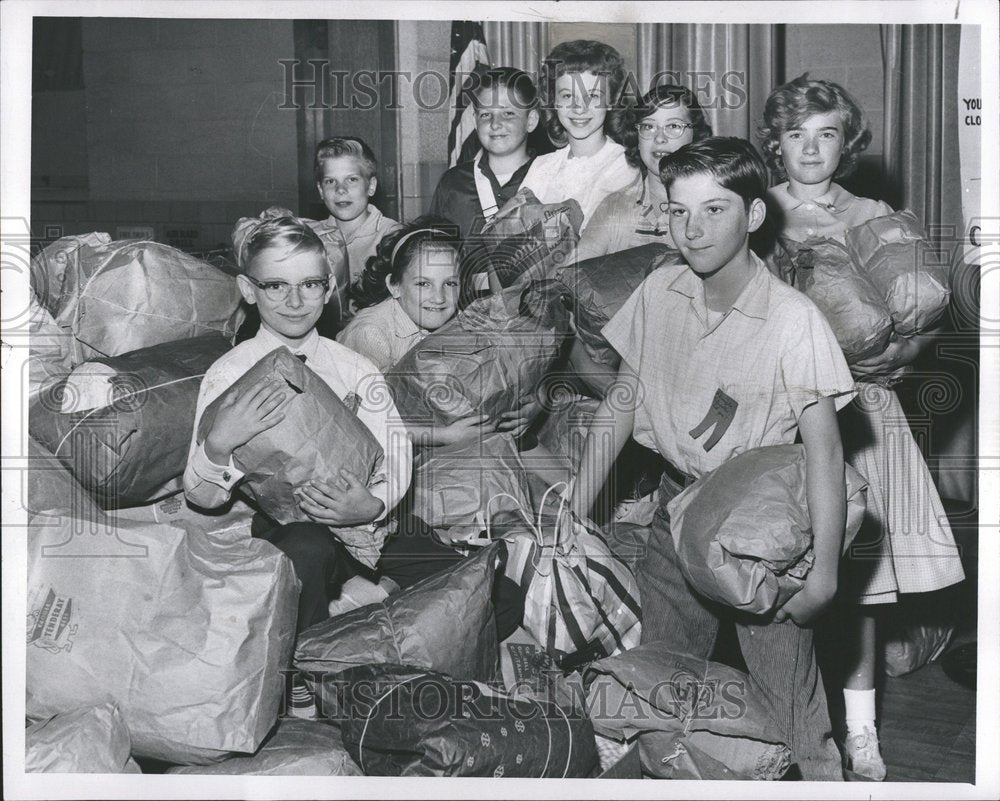 1960 Pulaski School Gathers Clothing Donate - Historic Images