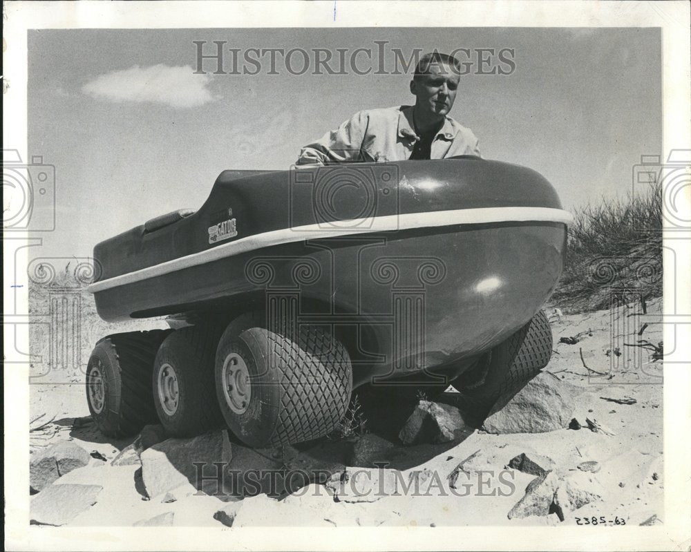 1963 Engineer test new land-water vehicle - Historic Images