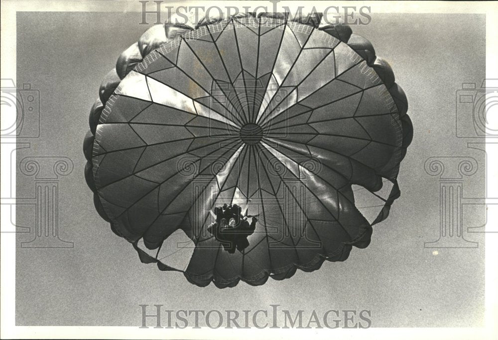 1980 Largest Mass Parachute Jump Air Force - Historic Images