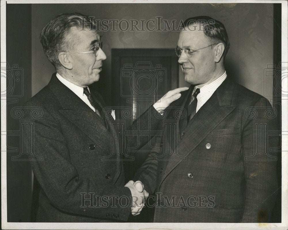 1940 Chief &amp; Chief of Detectives shake hand - Historic Images