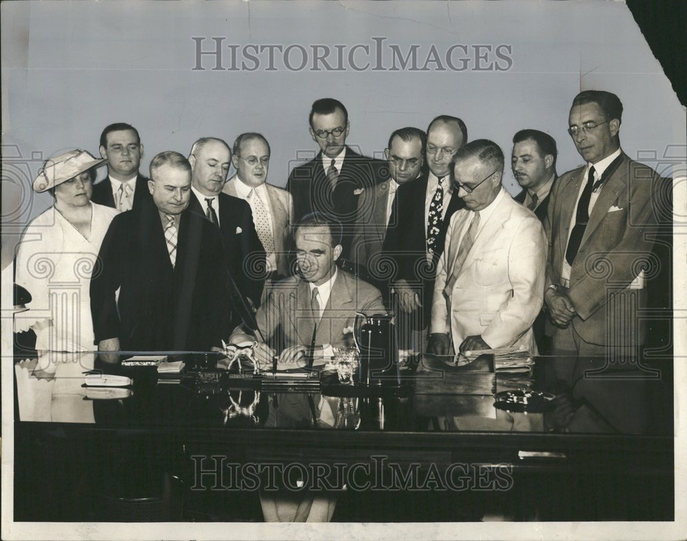 1937 Michigan Gov Signing Civil Service - Historic Images