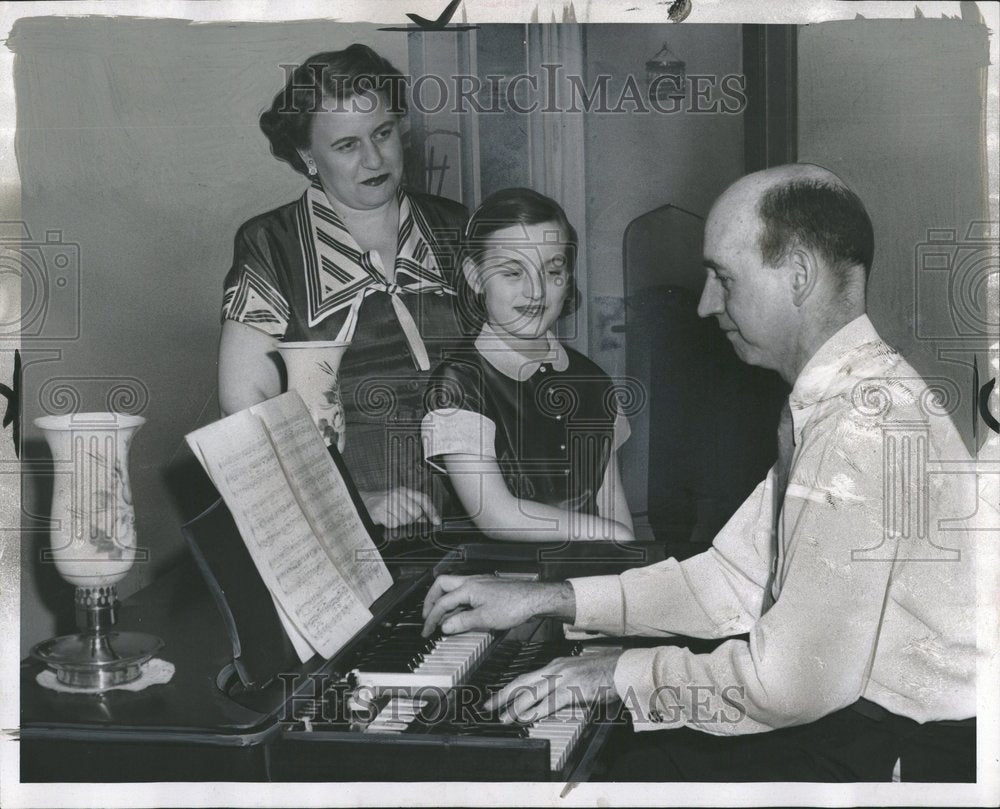 1954 Former Spelling Champ With Family - Historic Images