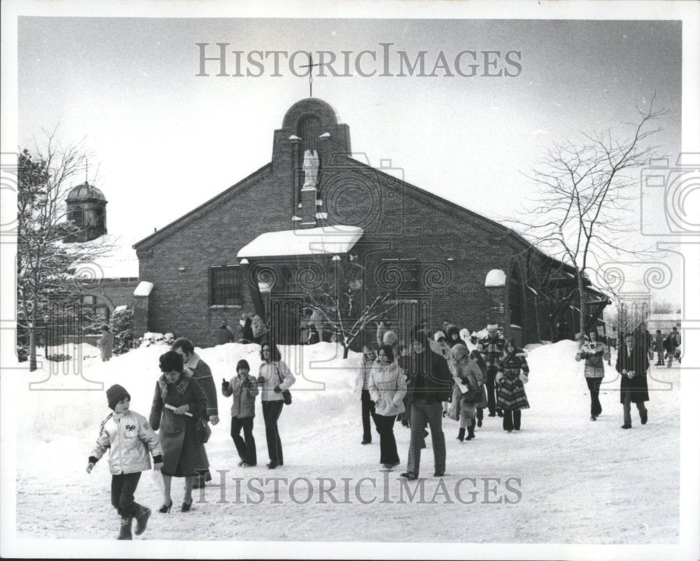 1978 Crowd leaves church after Mass service - Historic Images