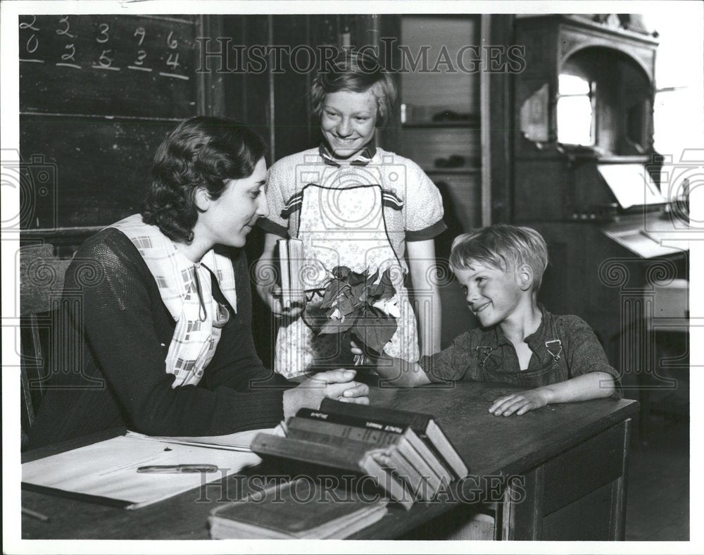 1937 Michigan Students Flowers For Teacher - Historic Images