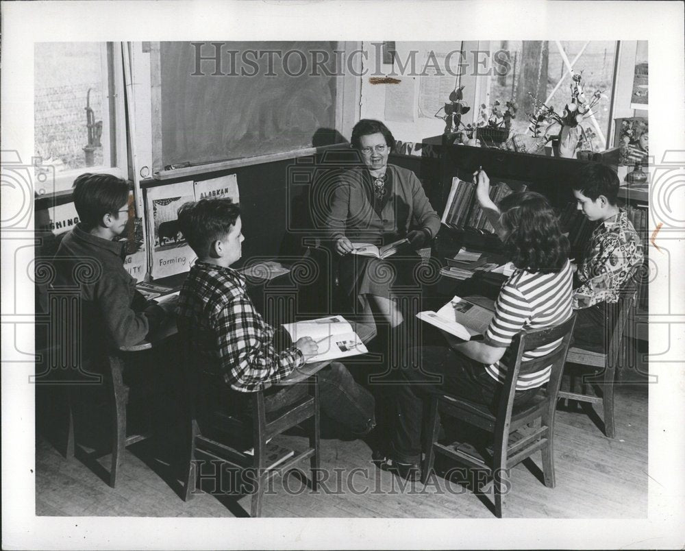 1951 Mrs. Burns teaching her science class - Historic Images