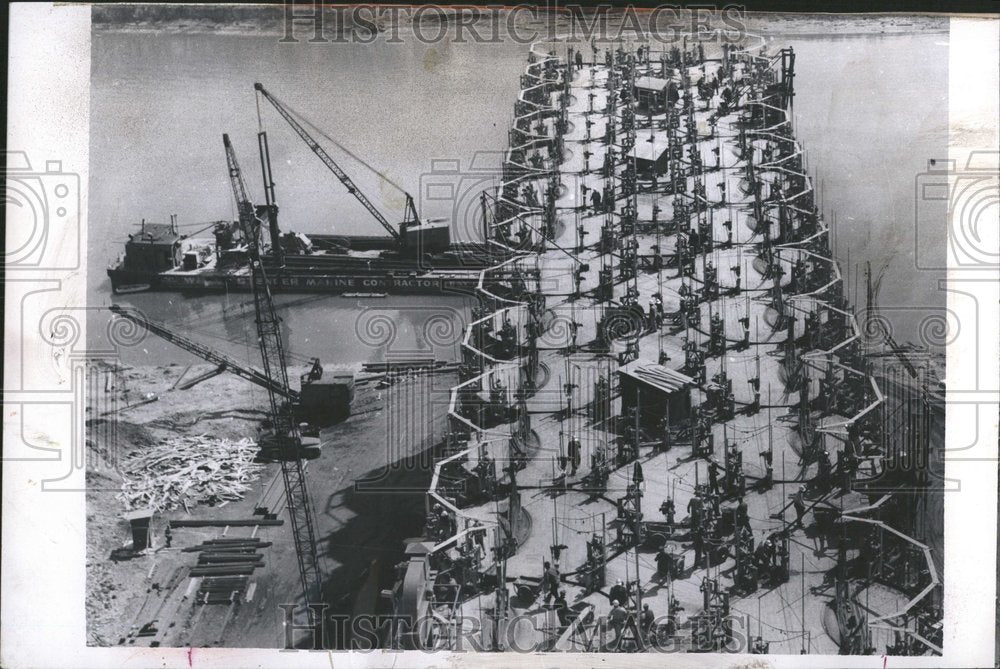 1964 Concrete poured in forms of silo - Historic Images