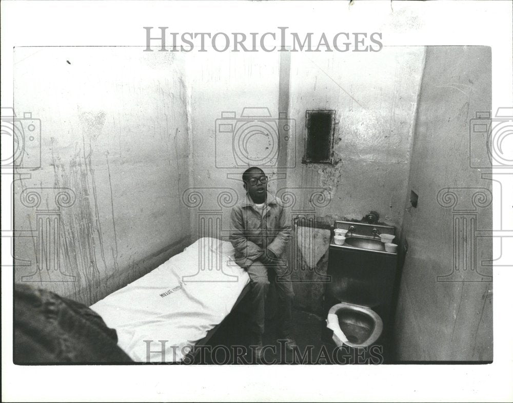 1987 Dion Taylor Experiences Jail Cell Life - Historic Images