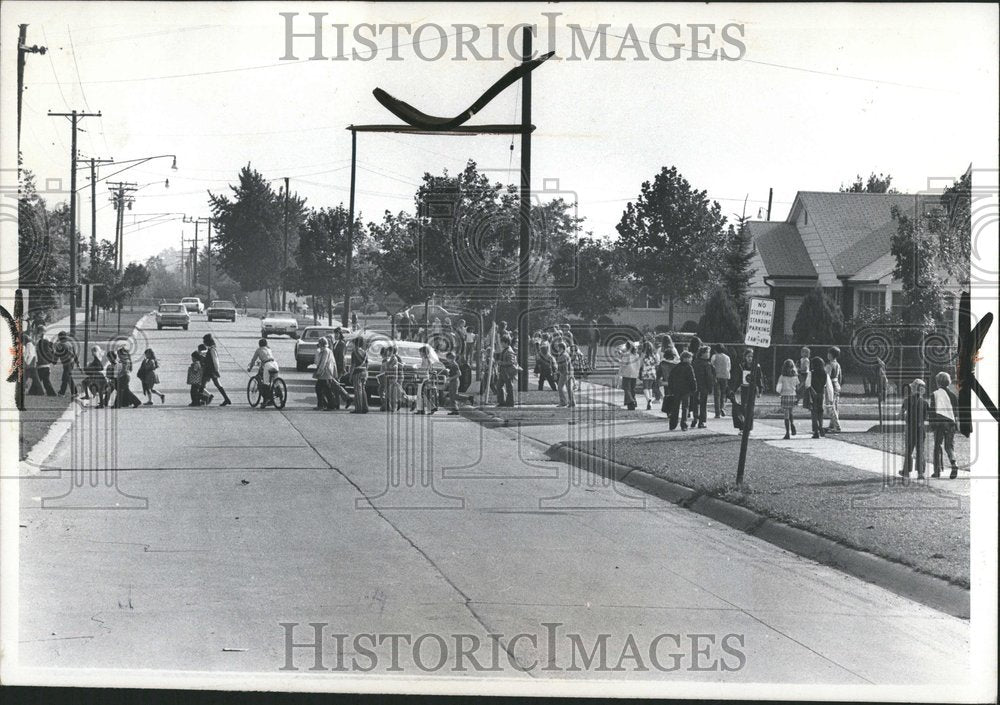 1972 Wayne County Students Walking To Homes - Historic Images