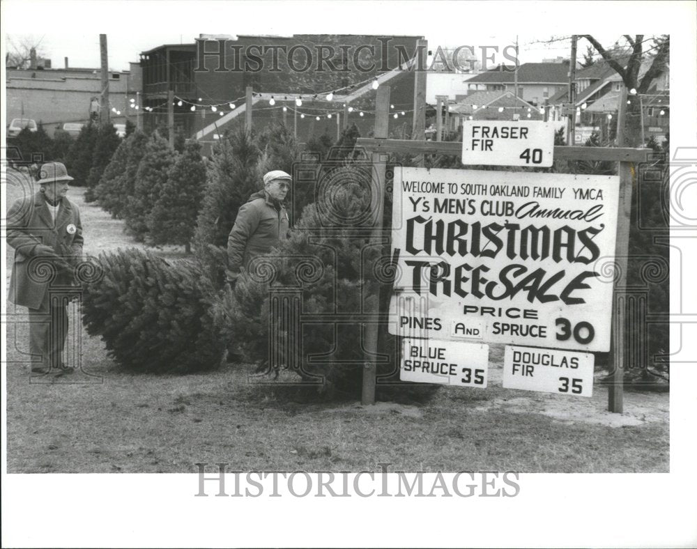 1989 Seniors at the Xmas Tree sale - Historic Images