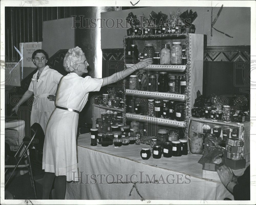 1941 Lillian Andrew at the Jam Booth store - Historic Images