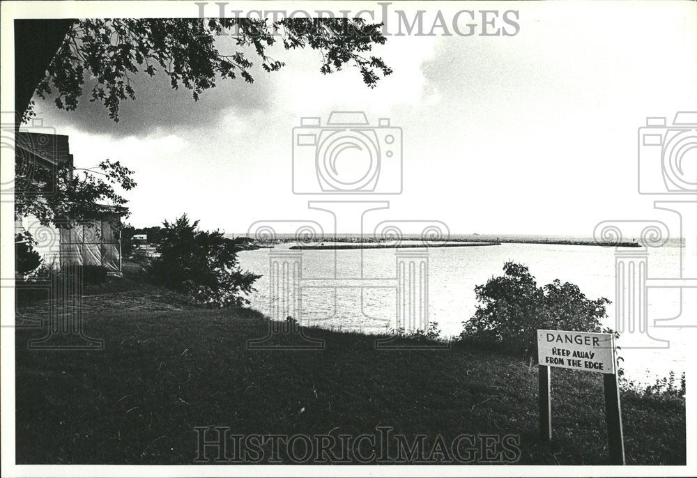 1980 Lester Street Michigan Warning Sign - Historic Images