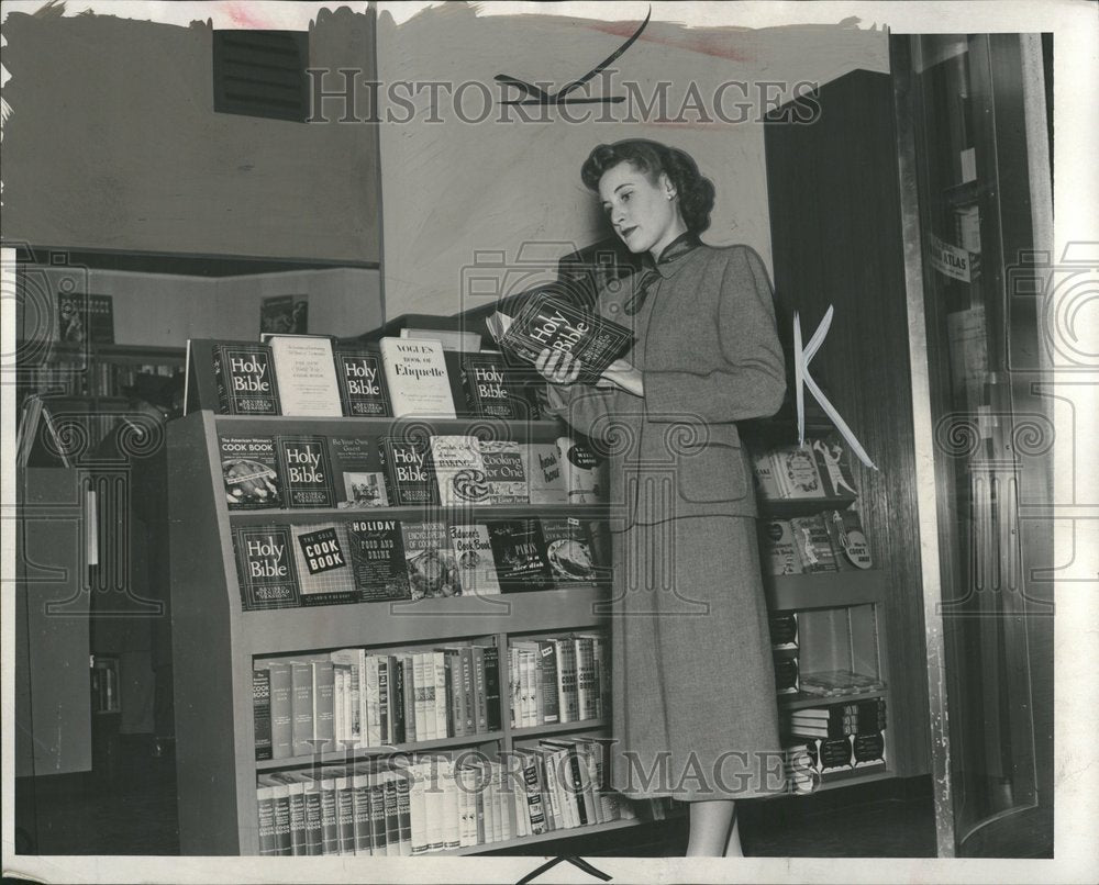 1952 Mary Ranelli read a Bible in bookstore - Historic Images