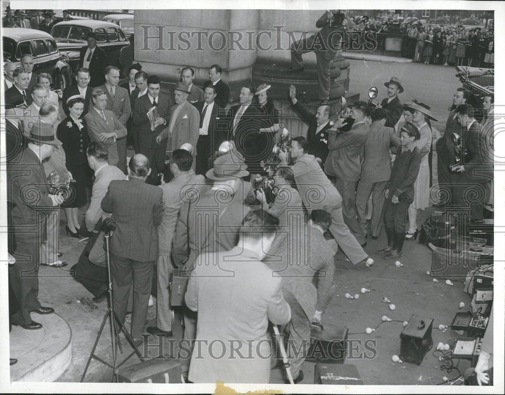 1941 Cameramen Field Day Arrivalof Duck Duc - Historic Images