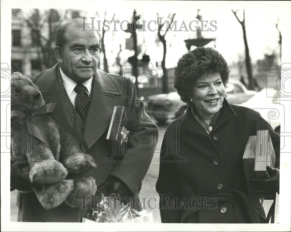 1980 Edward Asner Anne Jackson Family Man - Historic Images