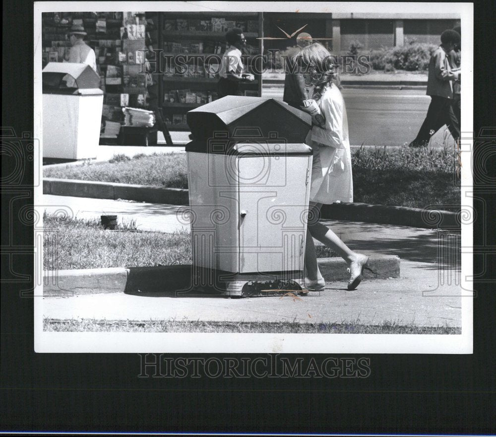 1972 Womens Shop Childrens Litter Town - Historic Images