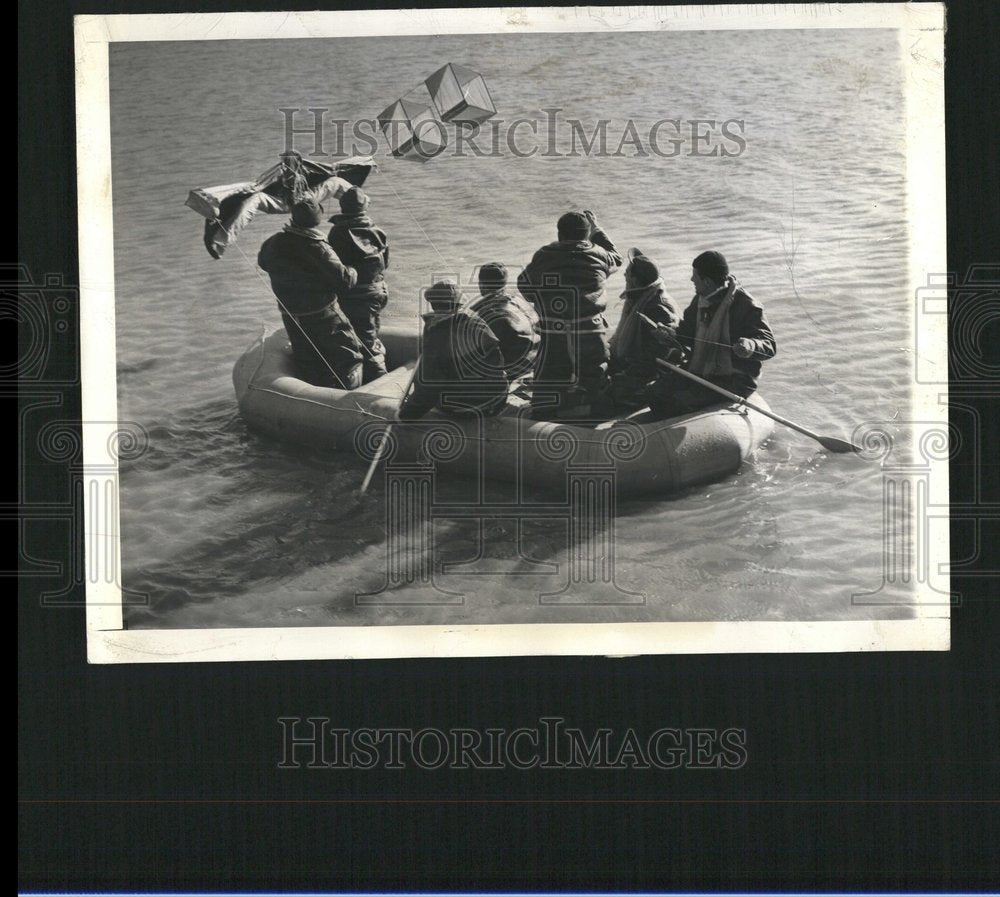 1943 Army Air Force Men Using Rubber Raft Press Photo - Historic Images