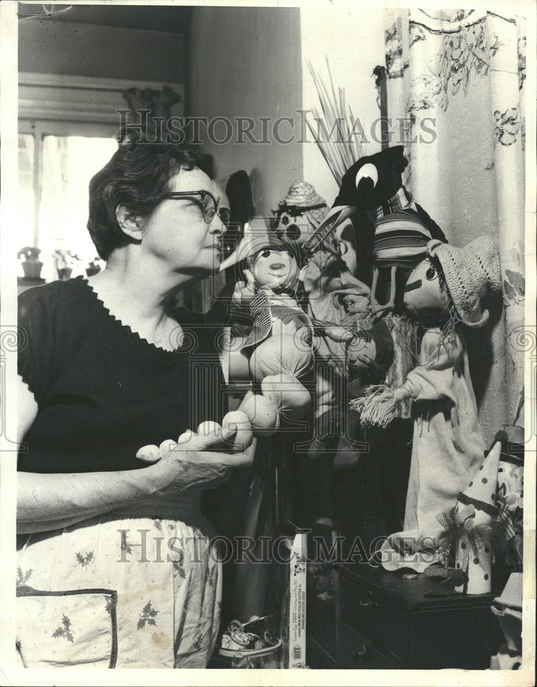 1963 Old Lady Puppeteer With Her Creations - Historic Images